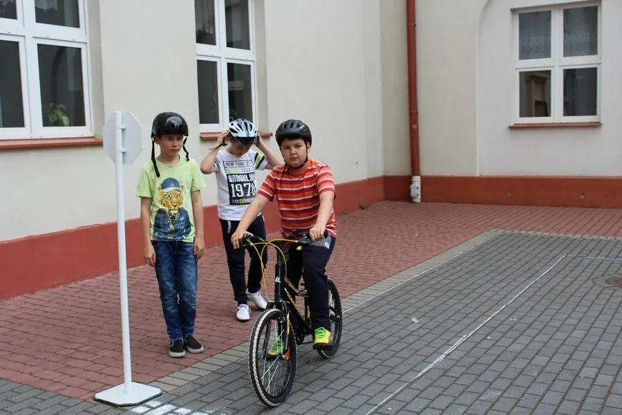 Uczniowie "Jedynki" z kartami rowerowymi (zdjęcia)