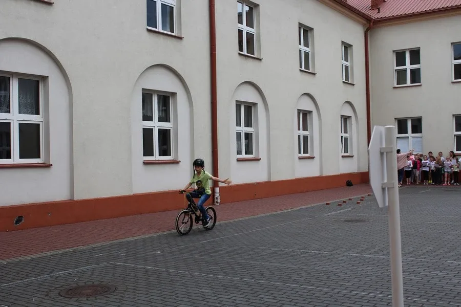 Uczniowie "Jedynki" z kartami rowerowymi (zdjęcia)