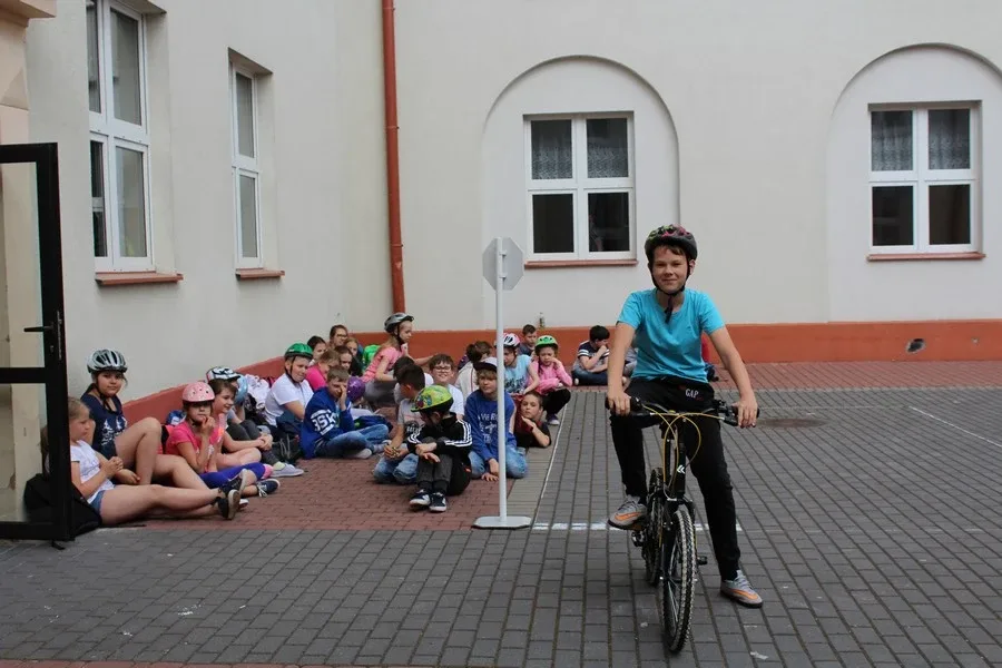 Uczniowie "Jedynki" z kartami rowerowymi (zdjęcia)