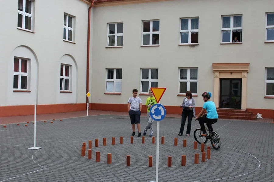 Uczniowie "Jedynki" z kartami rowerowymi (zdjęcia)