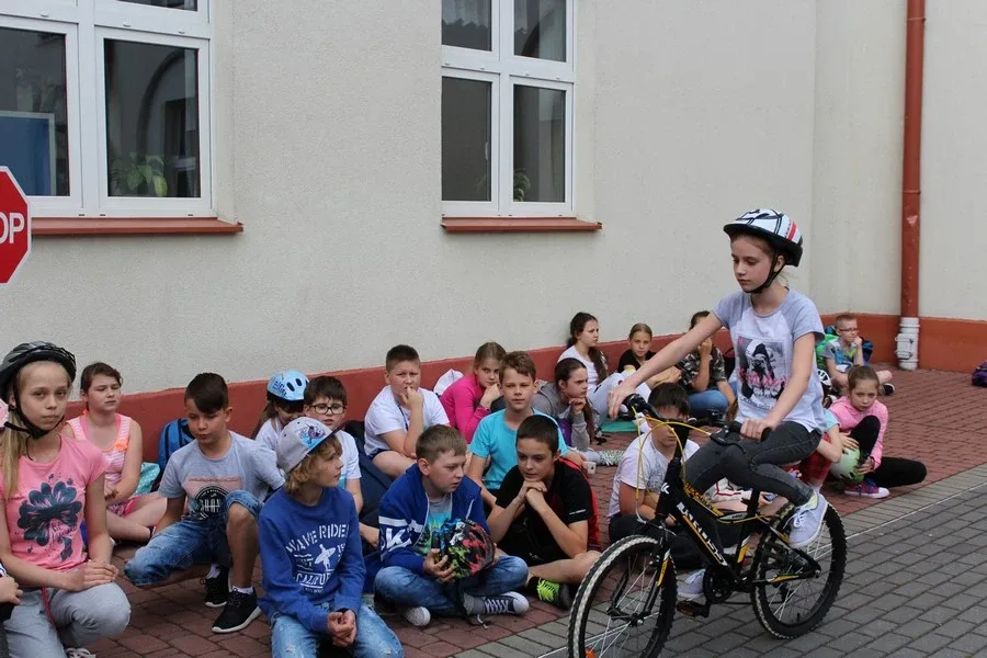 Uczniowie "Jedynki" z kartami rowerowymi (zdjęcia)