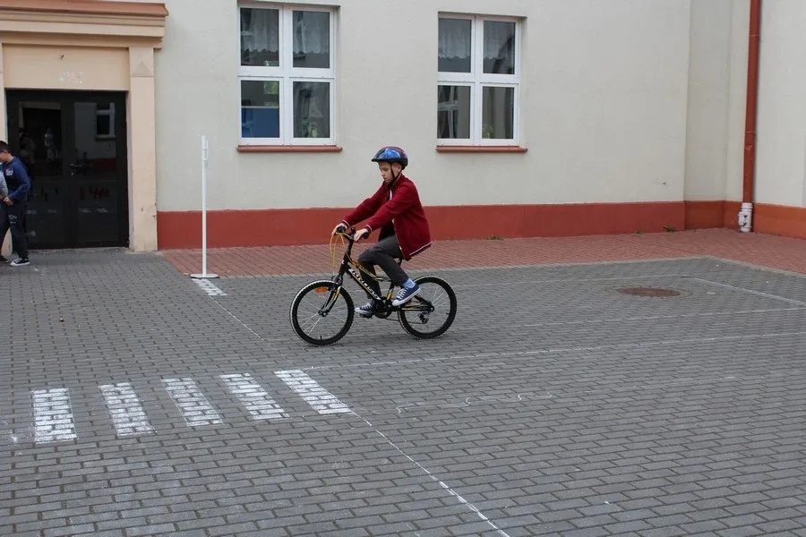 Uczniowie "Jedynki" z kartami rowerowymi (zdjęcia)