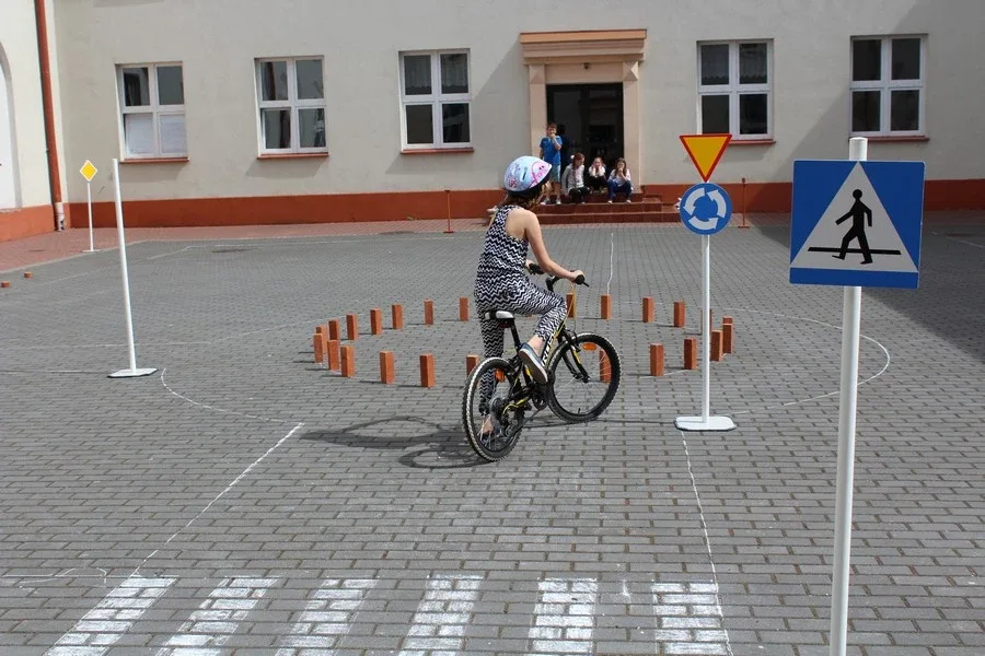 Uczniowie "Jedynki" z kartami rowerowymi (zdjęcia)