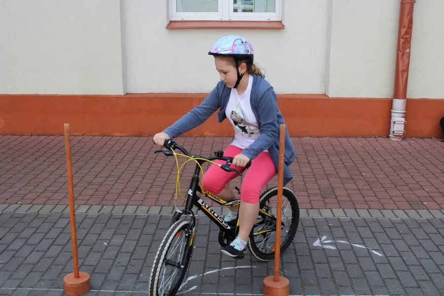 Uczniowie "Jedynki" z kartami rowerowymi (zdjęcia)