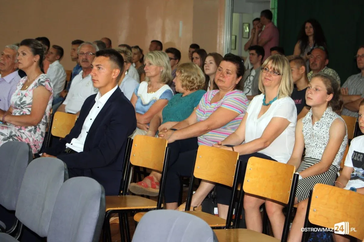 Sportowcy ze szkół z powiatu ostrowskiego nagrodzeni (zdjęcia)