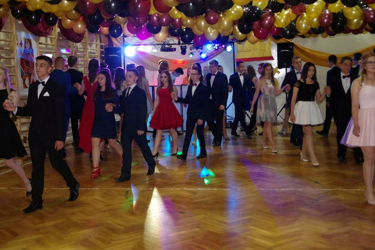 Bal gimnazjalny uczniów ostrowskiej "Czwórki" (zdjęcia)