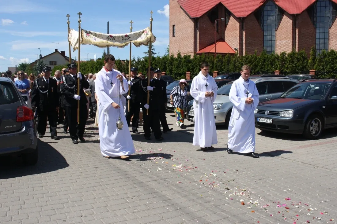 Procesje Bożego Ciała przeszły ulicami miasta (zdjęcia)