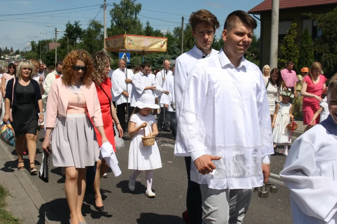 Procesje Bożego Ciała przeszły ulicami miasta (zdjęcia)