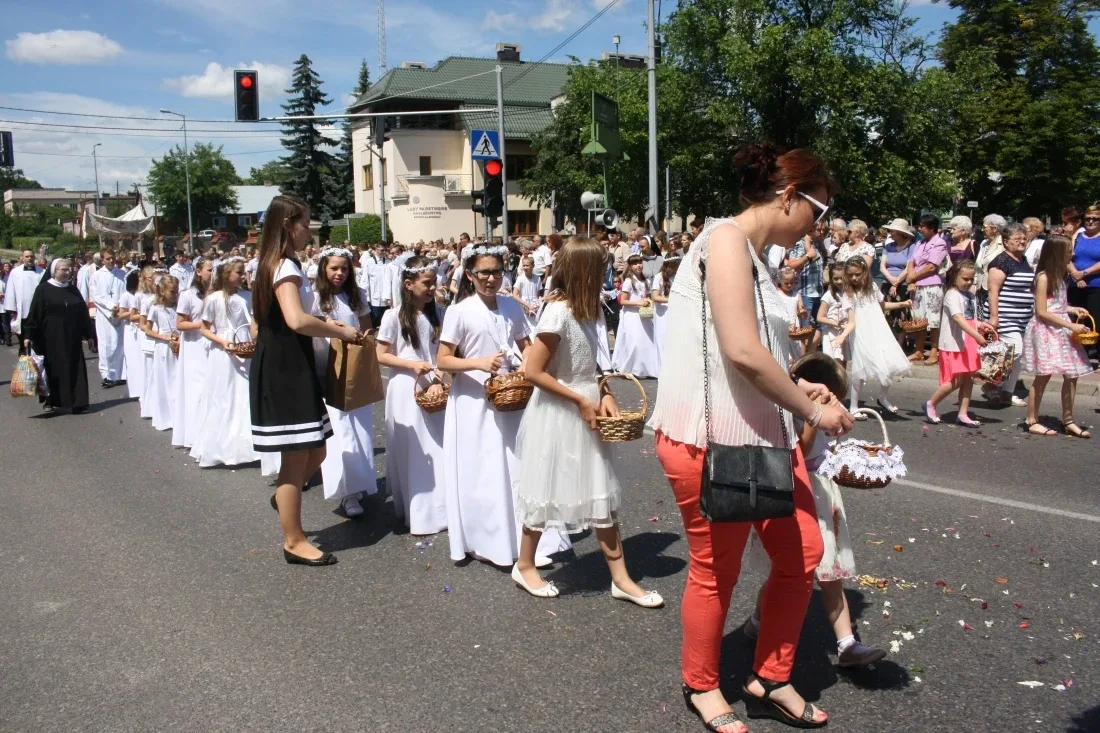 Procesje Bożego Ciała przeszły ulicami miasta (zdjęcia)