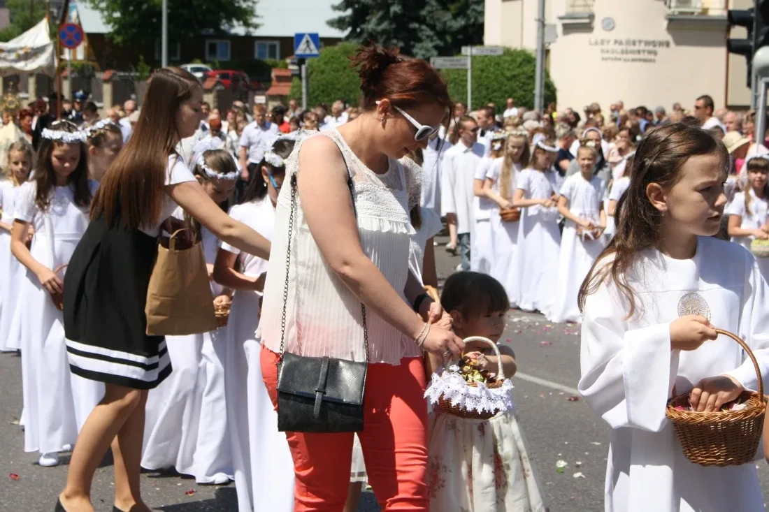 Procesje Bożego Ciała przeszły ulicami miasta (zdjęcia)