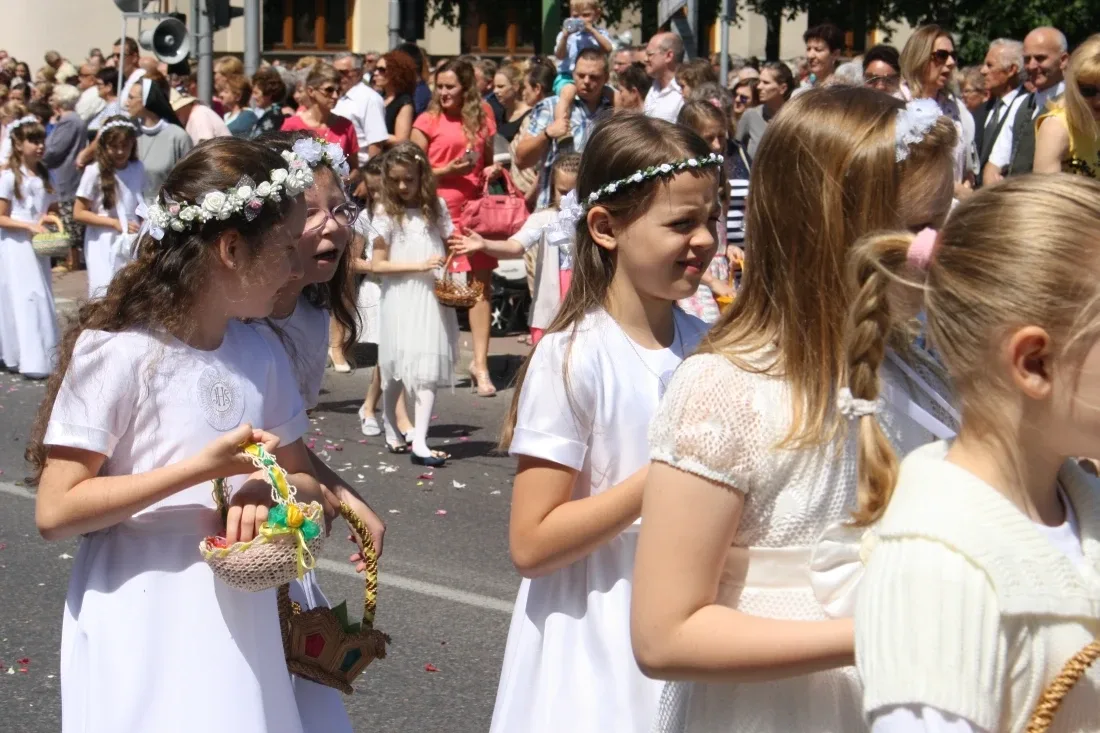 Procesje Bożego Ciała przeszły ulicami miasta (zdjęcia)