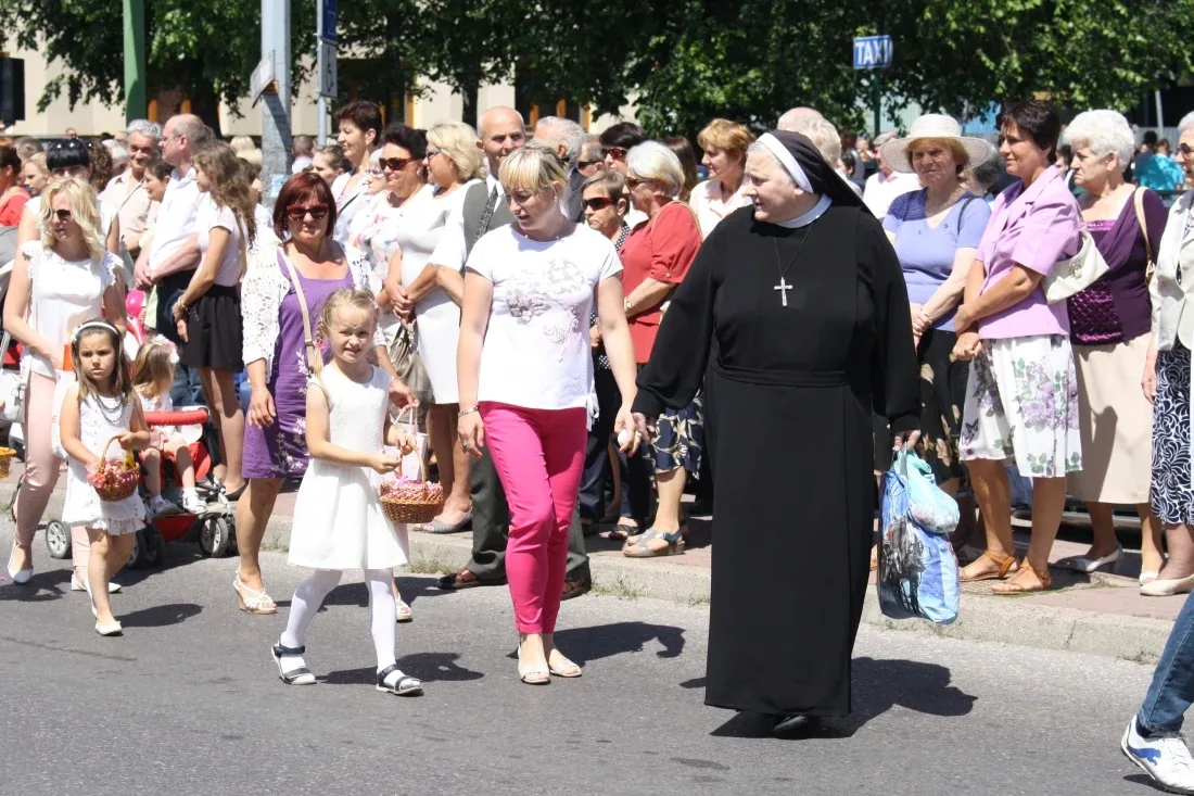Procesje Bożego Ciała przeszły ulicami miasta (zdjęcia)