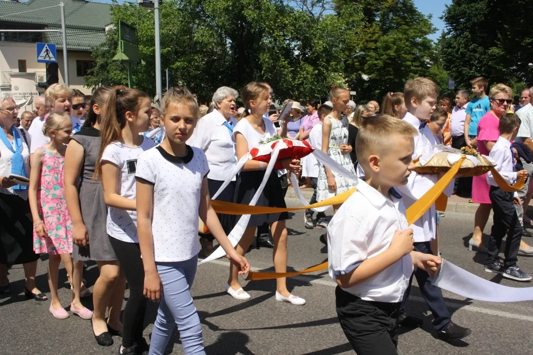 Procesje Bożego Ciała przeszły ulicami miasta (zdjęcia)