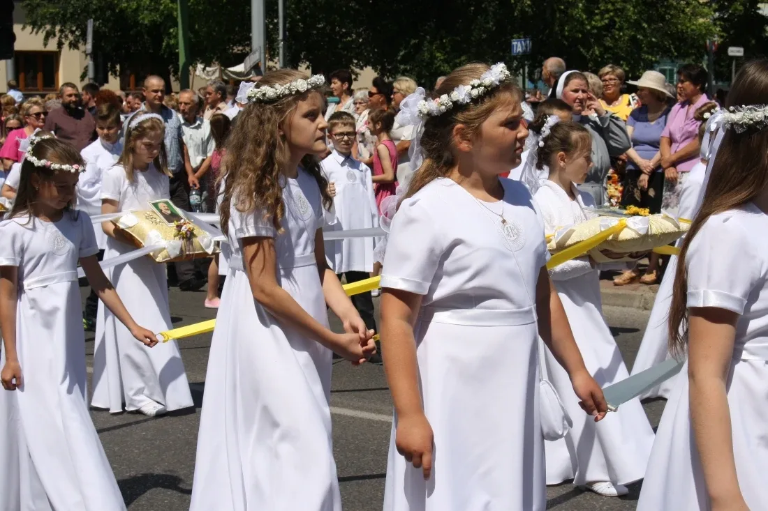 Procesje Bożego Ciała przeszły ulicami miasta (zdjęcia)