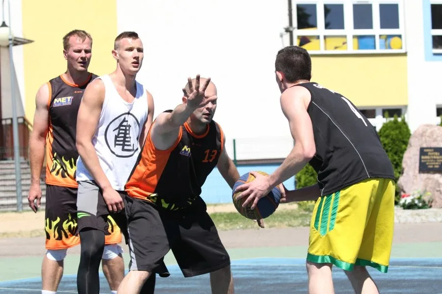 Zacięte batalie w streetballu (zdjęcia, wideo)