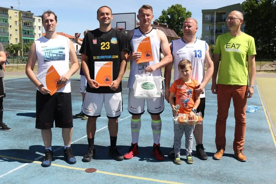 Zacięte batalie w streetballu (zdjęcia, wideo)