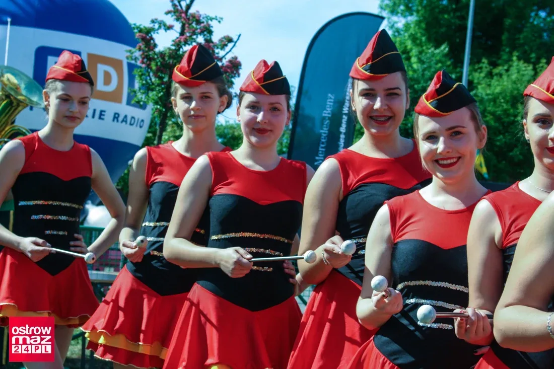 Dni Ostrowi 2017: Mażoretki i orkiestra Dęta na oficjalnym otwarciu dni miasta (zdjęcia, wideo)