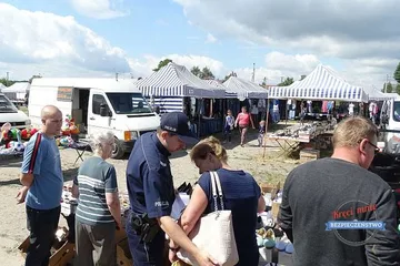 Kieszonkowcy na targowisku miejskim (zdjęcia)