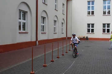 Uczniowie "Jedynki" z kartami rowerowymi (zdjęcia)