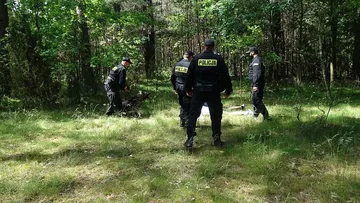 Ucieczka z konwoju i podpalenie lasu w Zuzeli (zdjęcia)