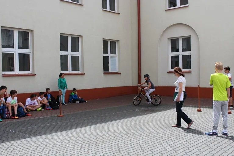 Uczniowie "Jedynki" z kartami rowerowymi (zdjęcia)