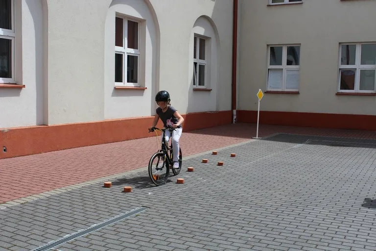 Uczniowie "Jedynki" z kartami rowerowymi (zdjęcia)