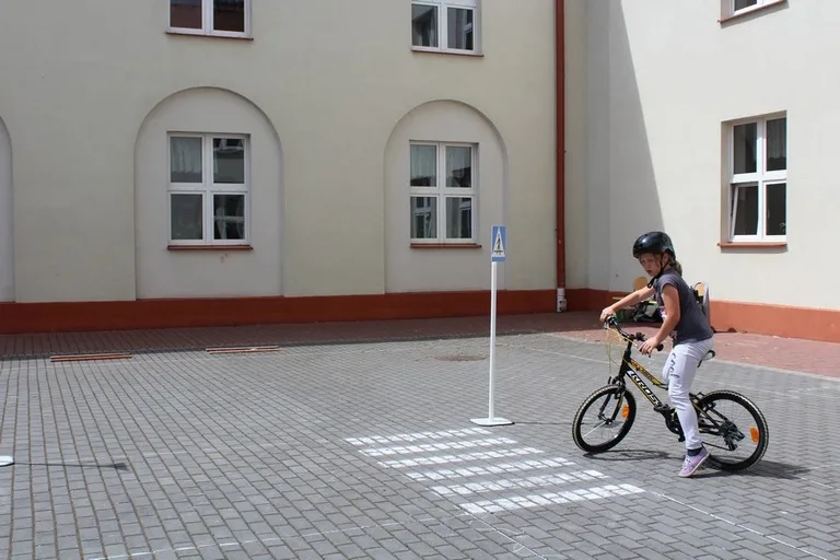 Uczniowie "Jedynki" z kartami rowerowymi (zdjęcia)