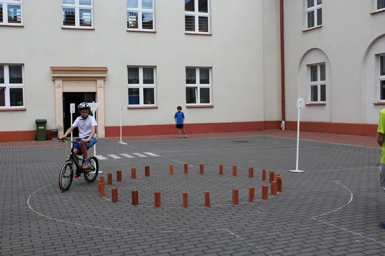 Uczniowie "Jedynki" z kartami rowerowymi (zdjęcia)
