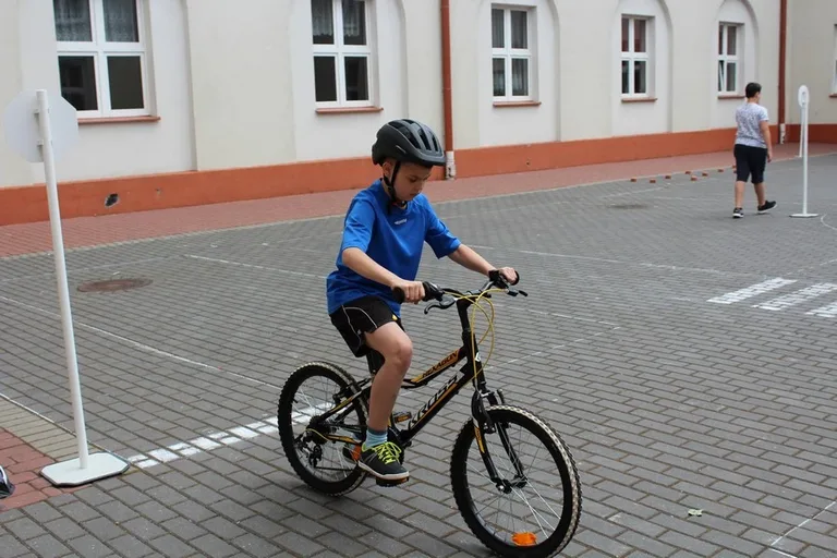 Uczniowie "Jedynki" z kartami rowerowymi (zdjęcia)