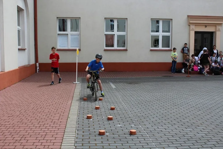 Uczniowie "Jedynki" z kartami rowerowymi (zdjęcia)