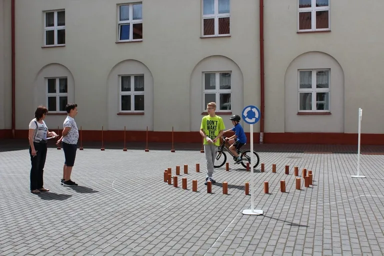 Uczniowie "Jedynki" z kartami rowerowymi (zdjęcia)