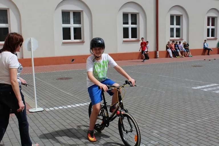 Uczniowie "Jedynki" z kartami rowerowymi (zdjęcia)