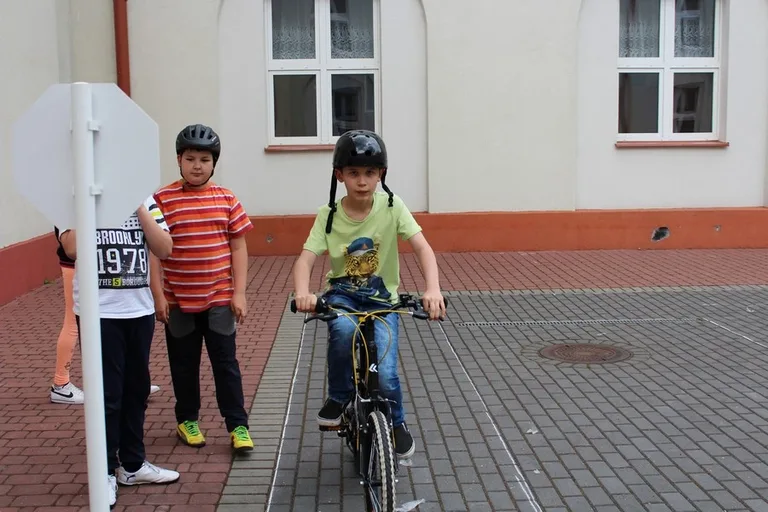 Uczniowie "Jedynki" z kartami rowerowymi (zdjęcia)
