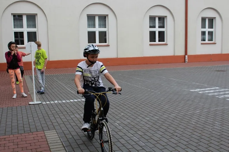 Uczniowie "Jedynki" z kartami rowerowymi (zdjęcia)