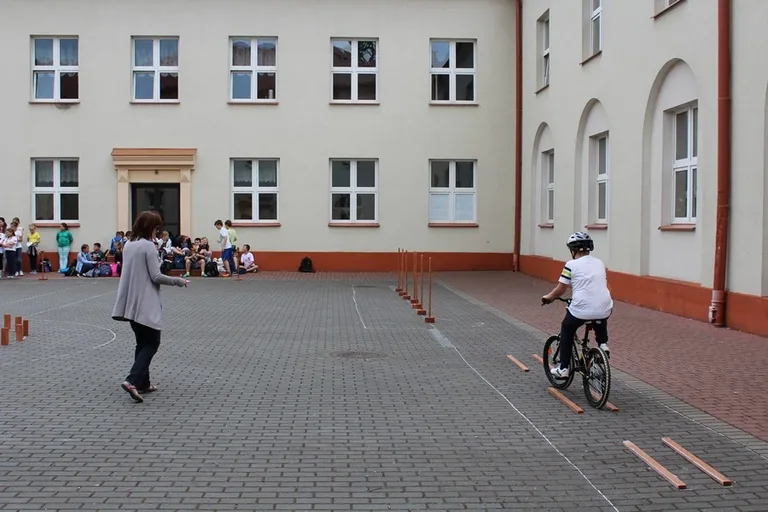 Uczniowie "Jedynki" z kartami rowerowymi (zdjęcia)