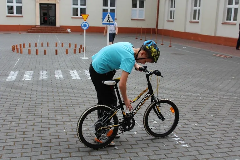 Uczniowie "Jedynki" z kartami rowerowymi (zdjęcia)