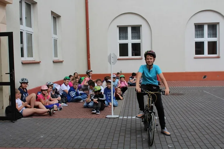 Uczniowie "Jedynki" z kartami rowerowymi (zdjęcia)