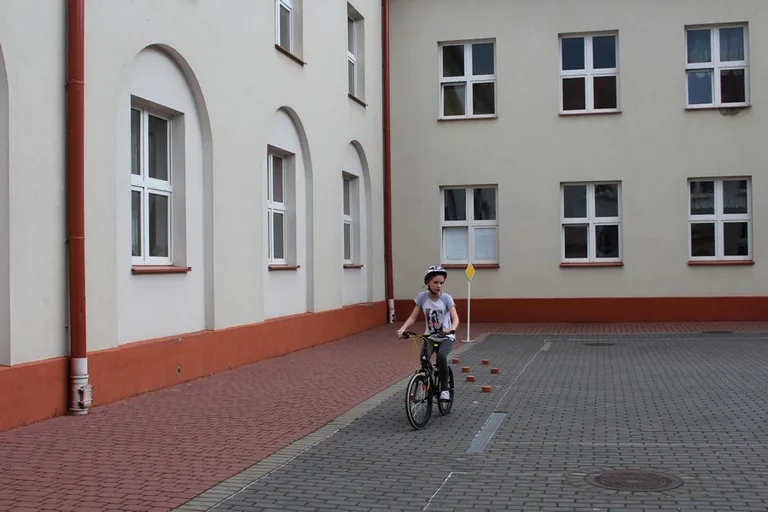 Uczniowie "Jedynki" z kartami rowerowymi (zdjęcia)
