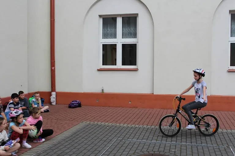 Uczniowie "Jedynki" z kartami rowerowymi (zdjęcia)