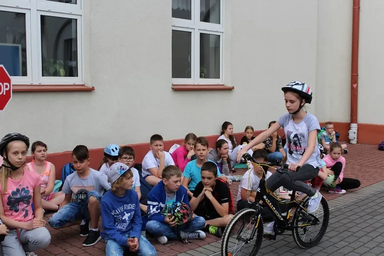 Uczniowie "Jedynki" z kartami rowerowymi (zdjęcia)
