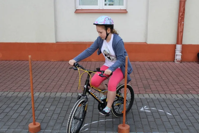 Uczniowie "Jedynki" z kartami rowerowymi (zdjęcia)