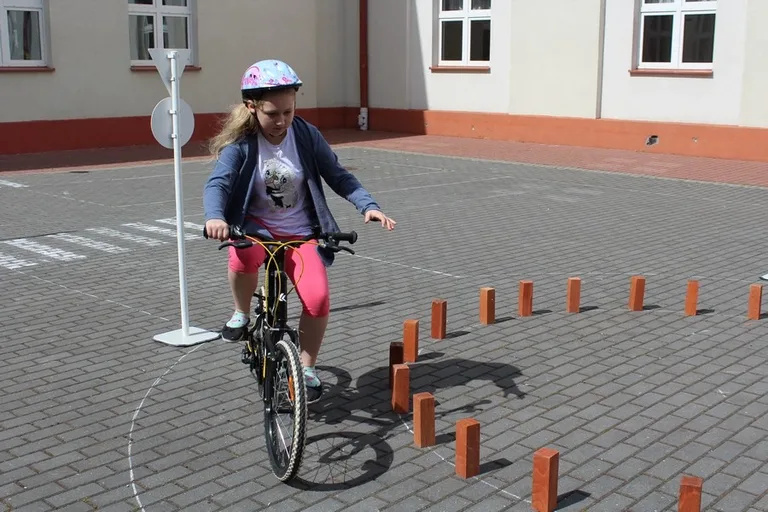 Uczniowie "Jedynki" z kartami rowerowymi (zdjęcia)