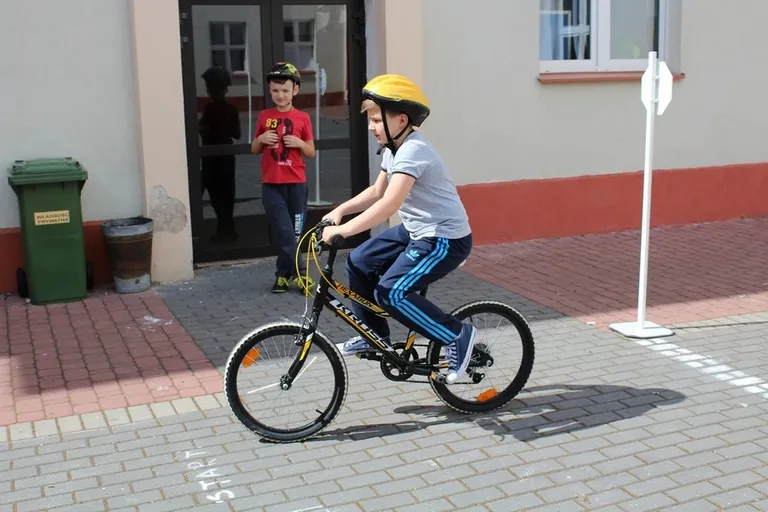 Uczniowie "Jedynki" z kartami rowerowymi (zdjęcia)