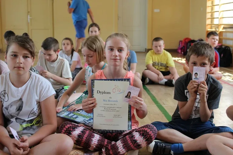 Uczniowie "Jedynki" z kartami rowerowymi (zdjęcia)