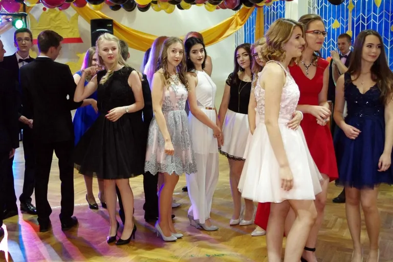 Bal gimnazjalny uczniów ostrowskiej "Czwórki" (zdjęcia)