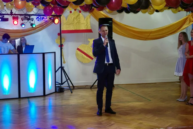 Bal gimnazjalny uczniów ostrowskiej "Czwórki" (zdjęcia)