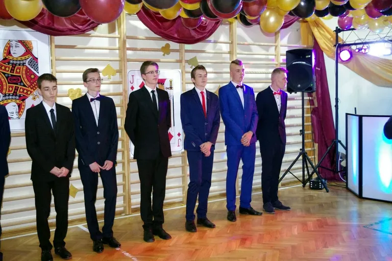 Bal gimnazjalny uczniów ostrowskiej "Czwórki" (zdjęcia)