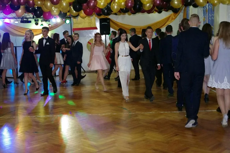 Bal gimnazjalny uczniów ostrowskiej "Czwórki" (zdjęcia)
