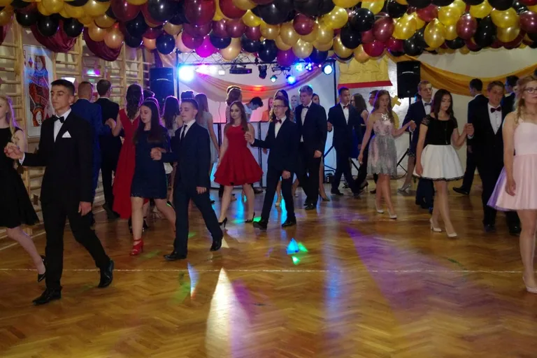 Bal gimnazjalny uczniów ostrowskiej "Czwórki" (zdjęcia)