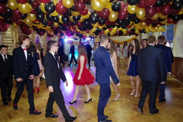 Bal gimnazjalny uczniów ostrowskiej "Czwórki" (zdjęcia)